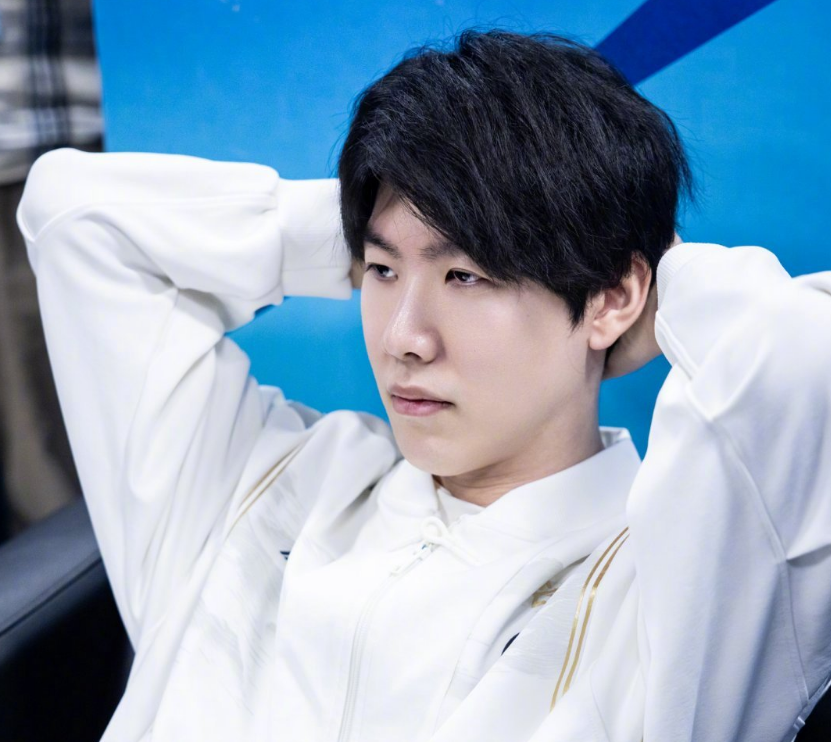 WE官博赛前晒照：展现状态！五点开冲！